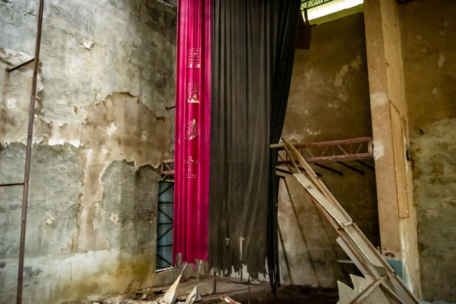Tattered Curtains at Huazhou Theater 華洲戲院