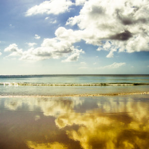 Reflections in the singing sand