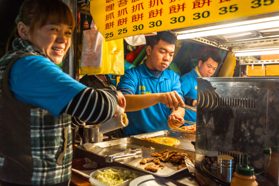 Tasty snacks and friendly service at Jingcheng Night Market