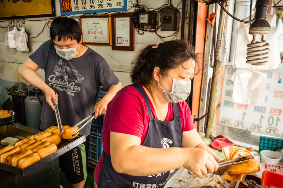 Stuffing a fried mantou in Changhua City