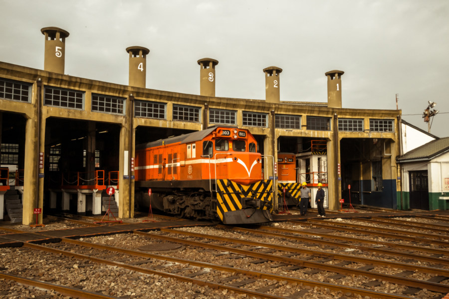 An engine backs into the Changhua Roundhouse