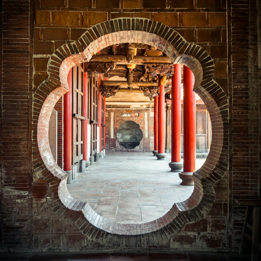 An ornate doorway inside Huangxi Academy 磺溪書院