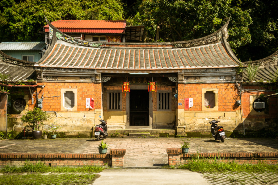 A closer look at Yifang Old House 義芳居古厝