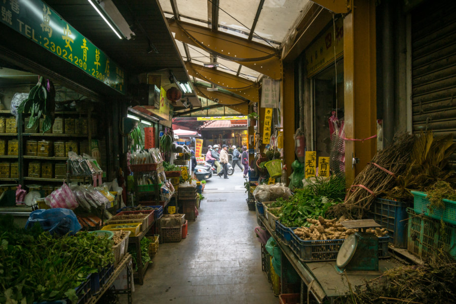 Looking out toward the main street from Herb Alley 青草巷