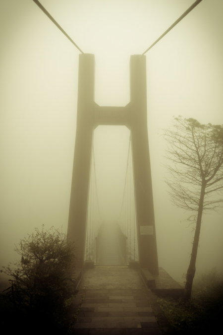 The suspension bridge at Lengshuikeng in the mist