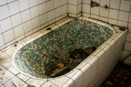 Broken bathtub at Jiahe New Village