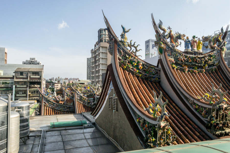 Rooftop detail at Renhai Temple 仁海宮