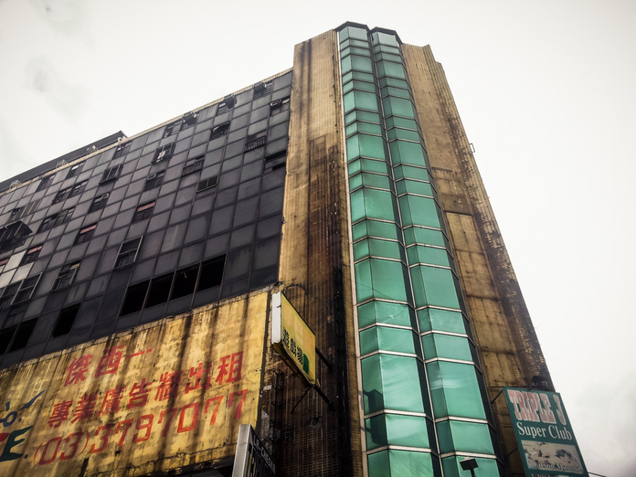 A rundown building near Zhongli Station
