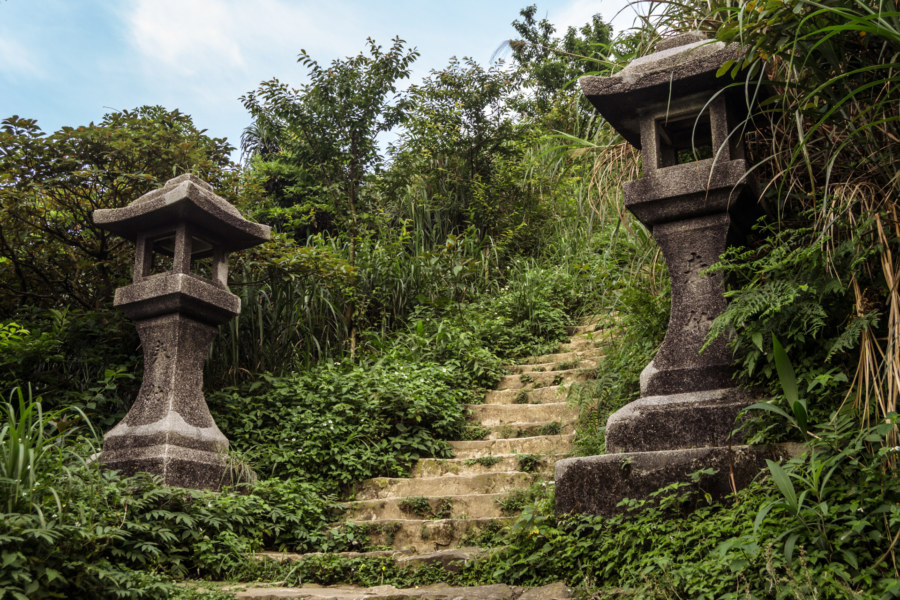 Stone lanterns on the steps to the Ogon Shrine 黄金神社