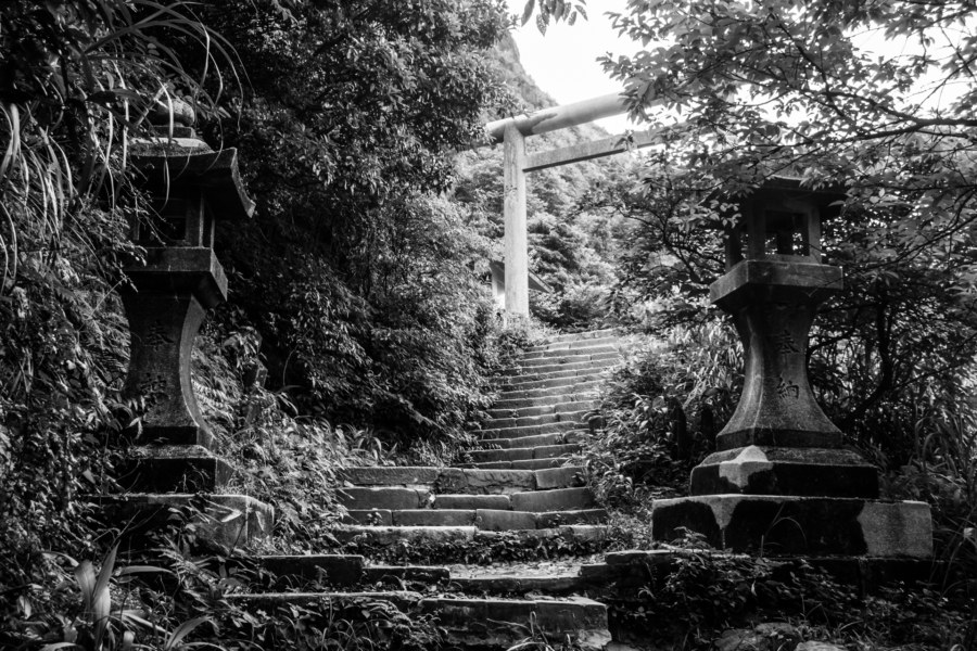 Entrance to the Ogon Shrine 黄金神社