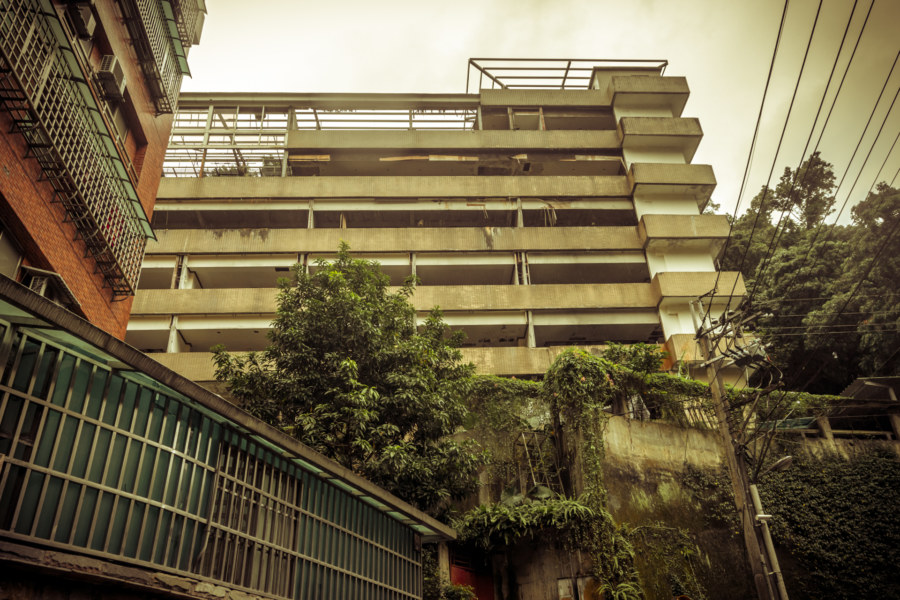 Exterior shot of the abandoned hotel on Yongye road (永業路),