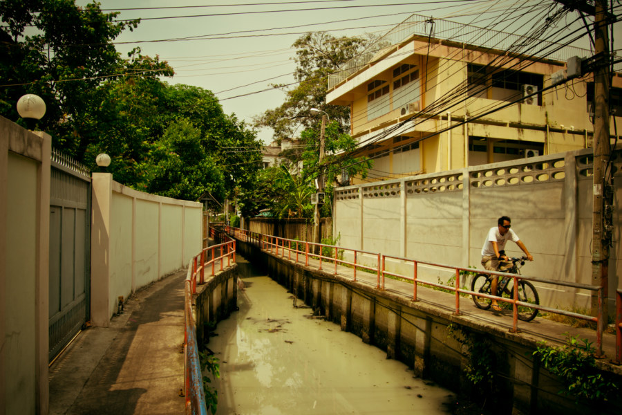 Cycling along the canal in Thon Buri
